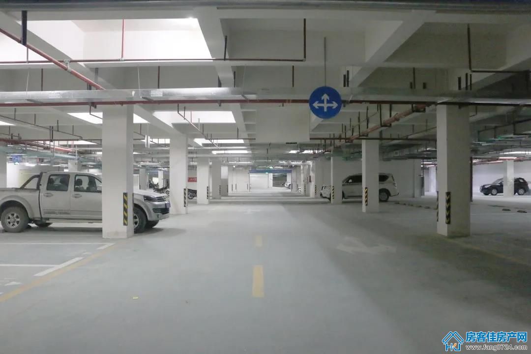 中央华府地下车位实景图 中央华府地下车位实景图
